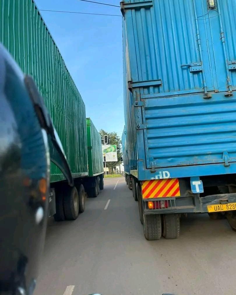 Boda Boda man risks life between two long trailers