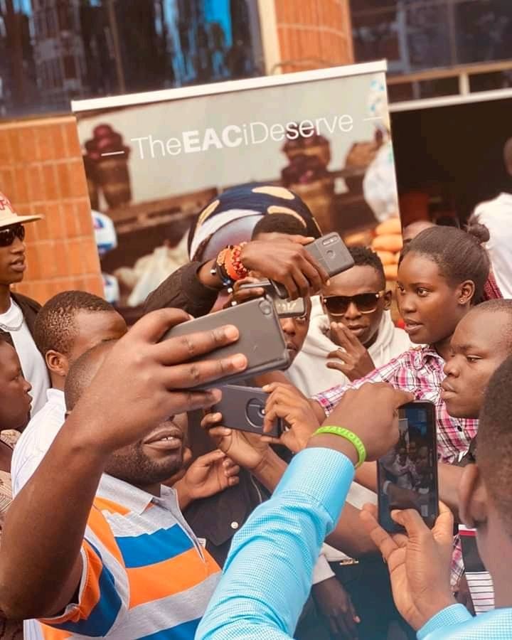 Makerere University students scramble for a selfie ???????? with John Blaq