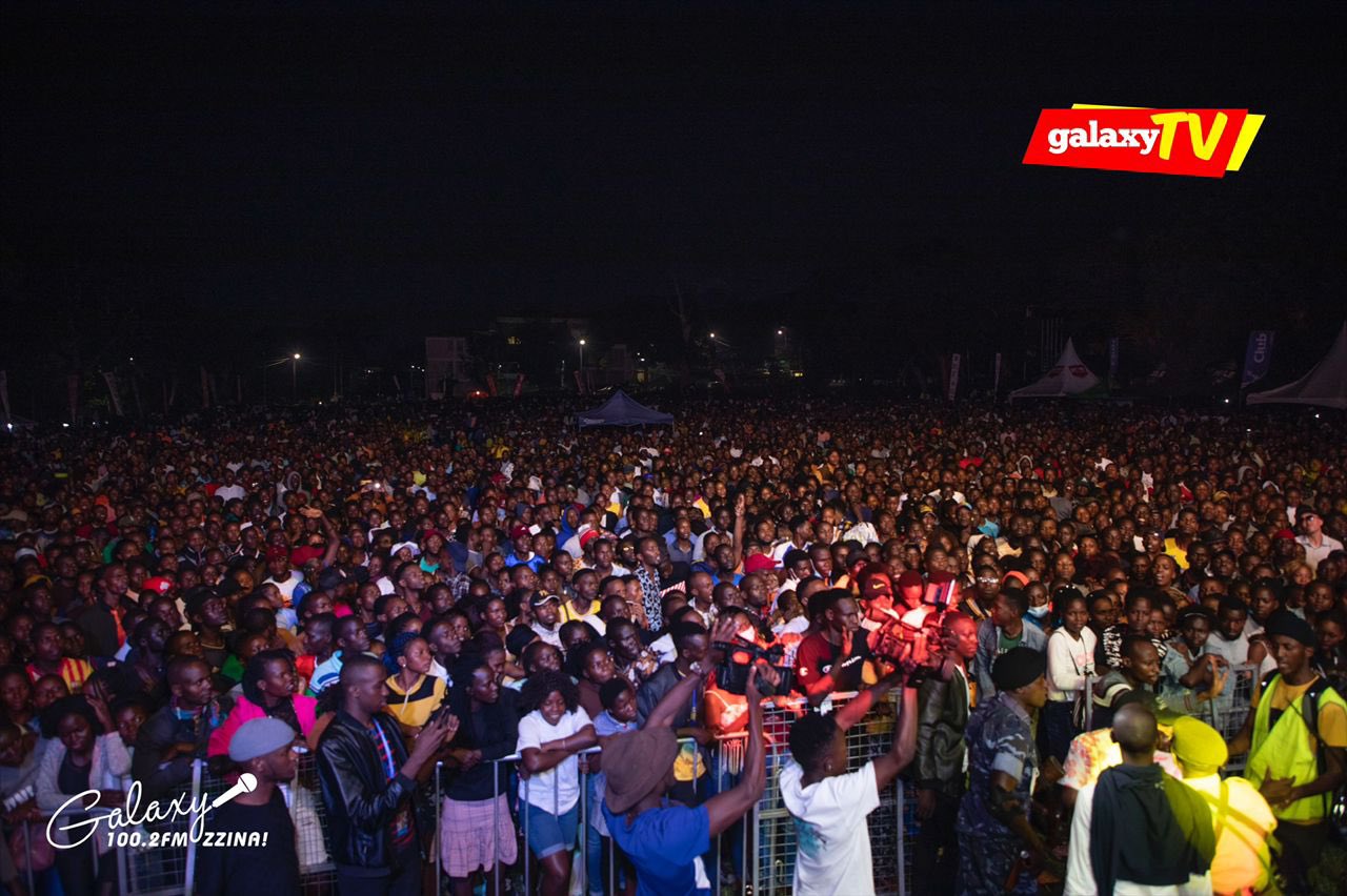 crowds of students at Freedom Square during the 2022 fresher's ball 