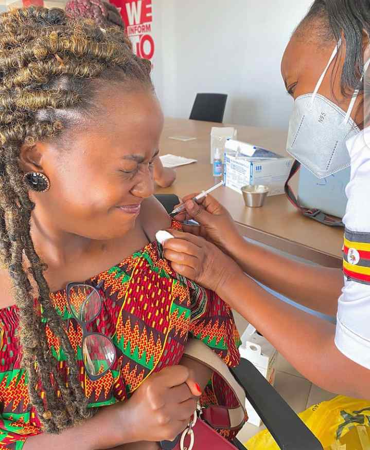 Anatalia Oze receives corona vaccine