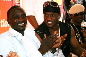 Akon on with Psquare in 2008 (Ugandaonline.net)