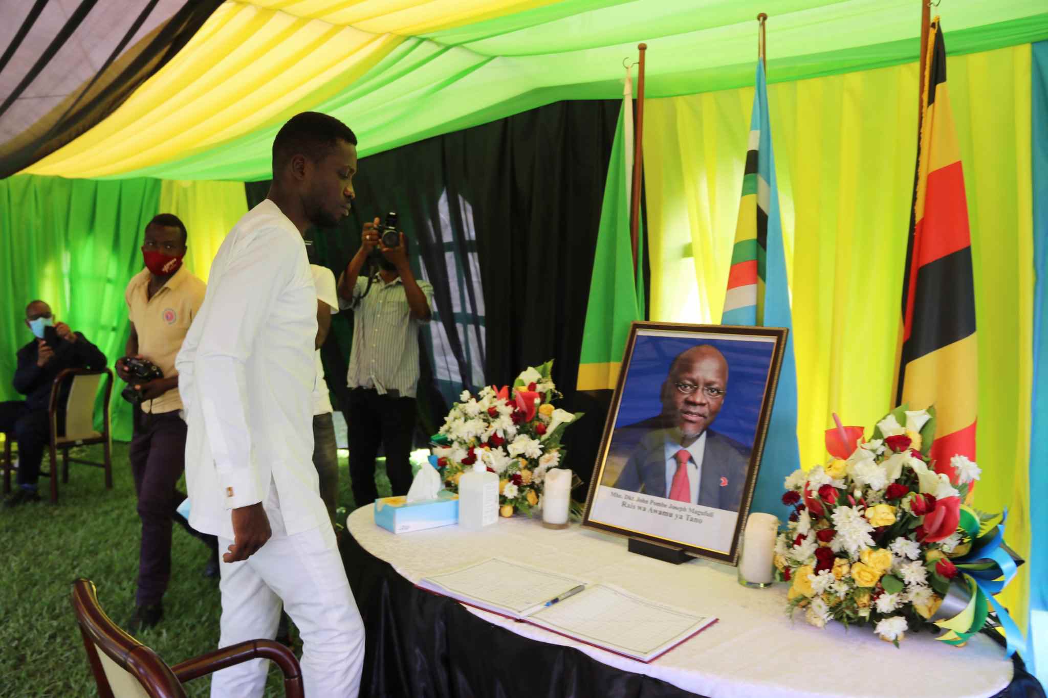 Bobi Wine pays last respect to the late John Mafuguli