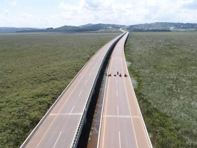 UNRA pays South African firm Shs.1b monthly to wash, clean and maintain  Entebbe Expressway