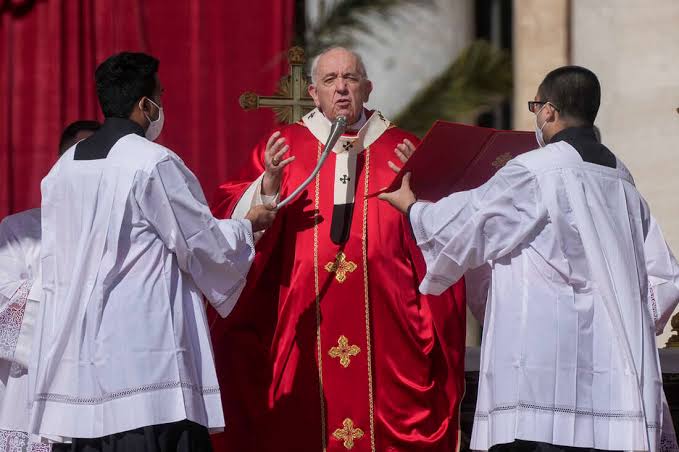 FROM HOSPITAL TO PULPIT: Pope Francis Presides over Palm Sunday Mass at St Peters Square!