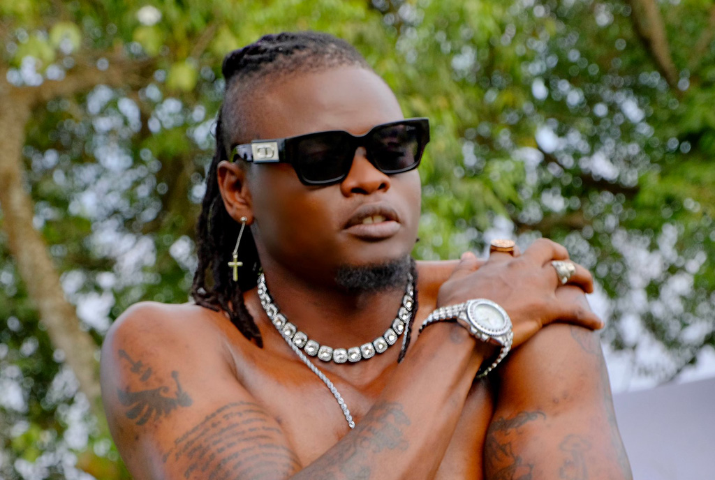 Pallaso agrees to go bare knuckles with Alien Skin in a professional boxing match.