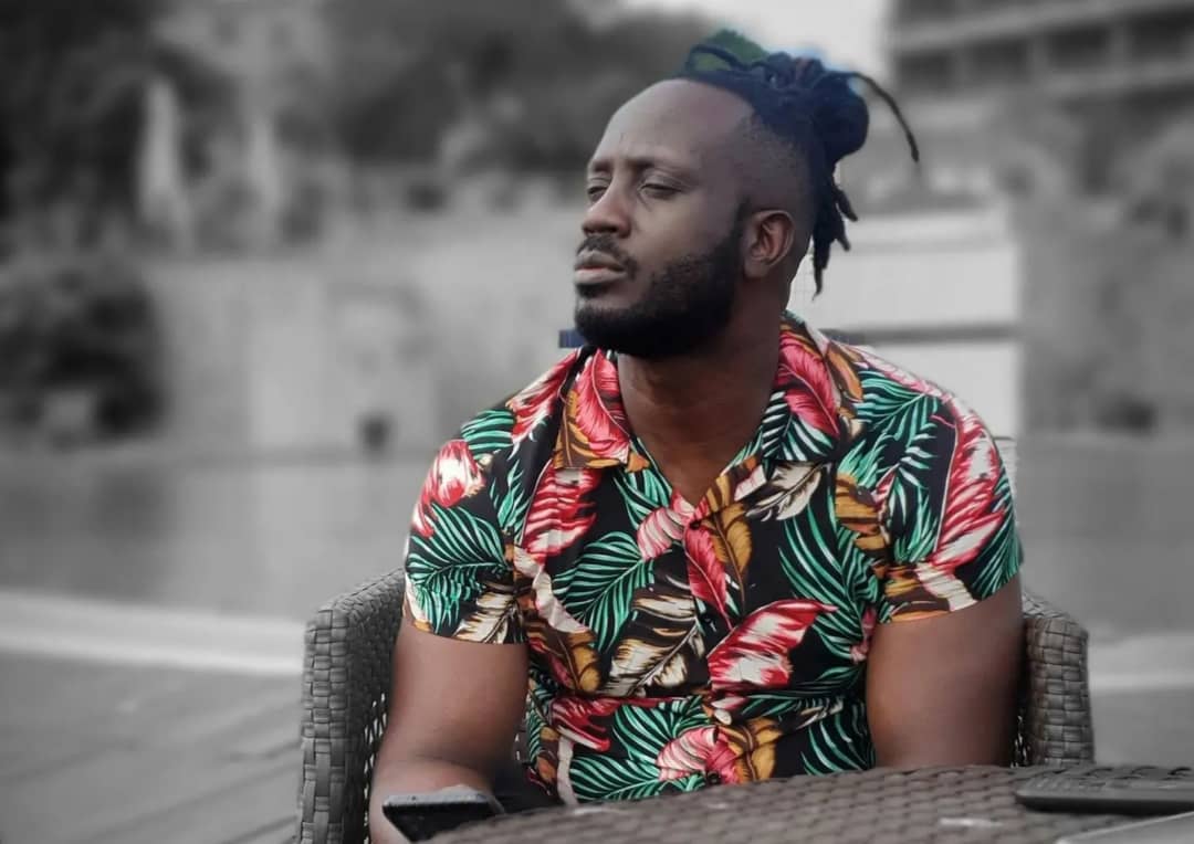 Bebe Cool showers Alien Skin and Champion Ogudo with cash.