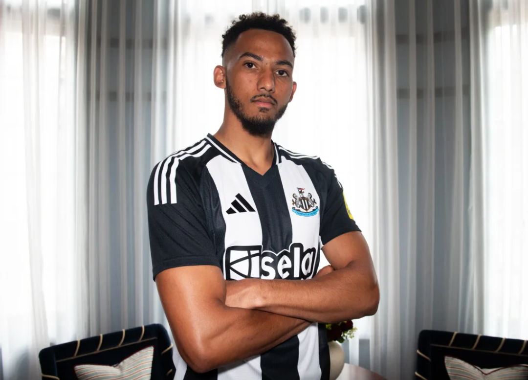 Lloyd Kelly signs for Newcastle United.